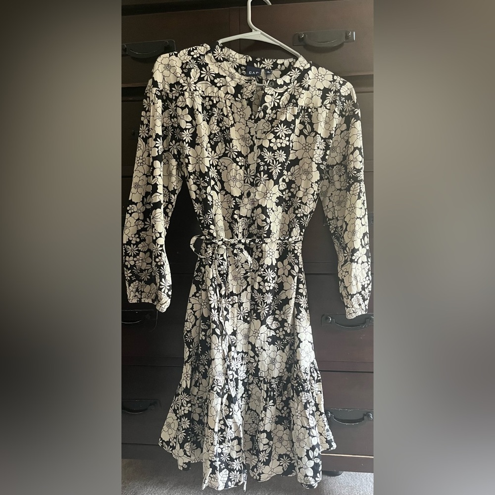 Gap black and cream floral dress with pockets